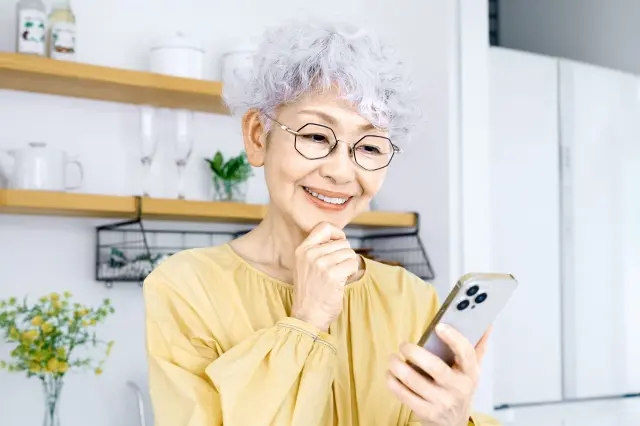 メガネをかけている高齢者